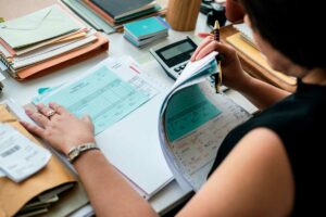 Autónomo revisando gastos deducibles